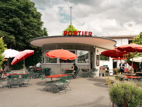 Maison ronde avec terrasse ensoleillée au premier plan.
