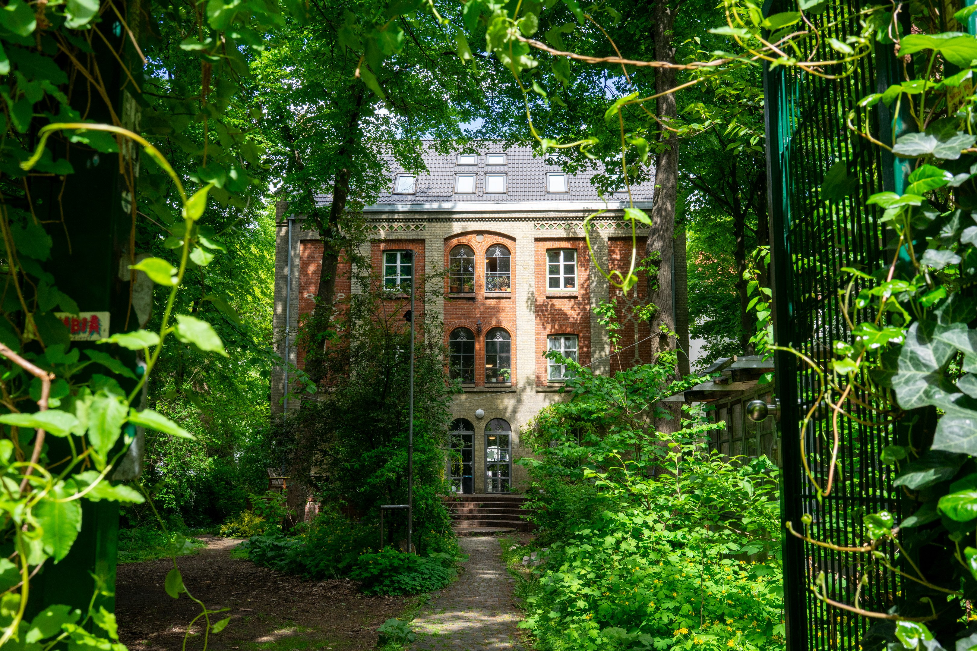 Ein Blick in den Hinterhof mit einem alten Backsteingebäude.