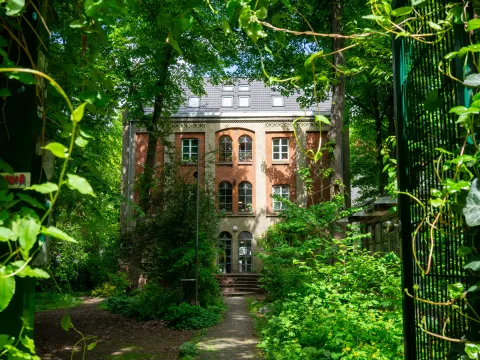 Ein Blick in den Hinterhof mit einem alten Backsteingebäude.