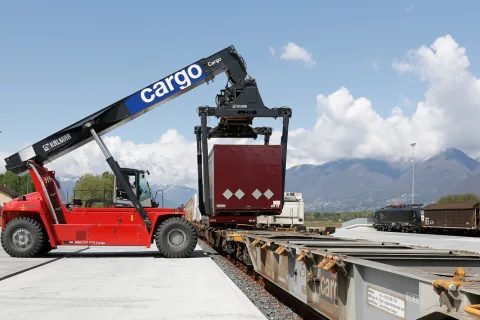 Un container viene caricato nel traffico combinato.