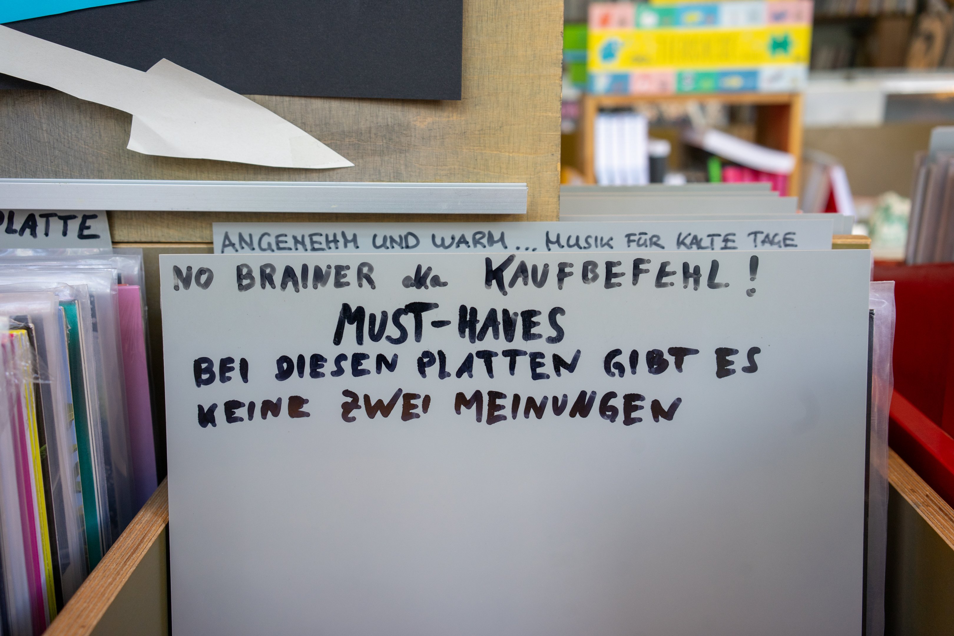 Ein Detail im Laden Hanseplatte "No Brainer aka Kaufbefehl. Must-Haves bei diesen Platten gibt es keine zwei Meinungen."
