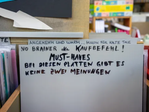 Ein Detail im Laden Hanseplatte "No Brainer aka Kaufbefehl. Must-Haves bei diesen Platten gibt es keine zwei Meinungen."