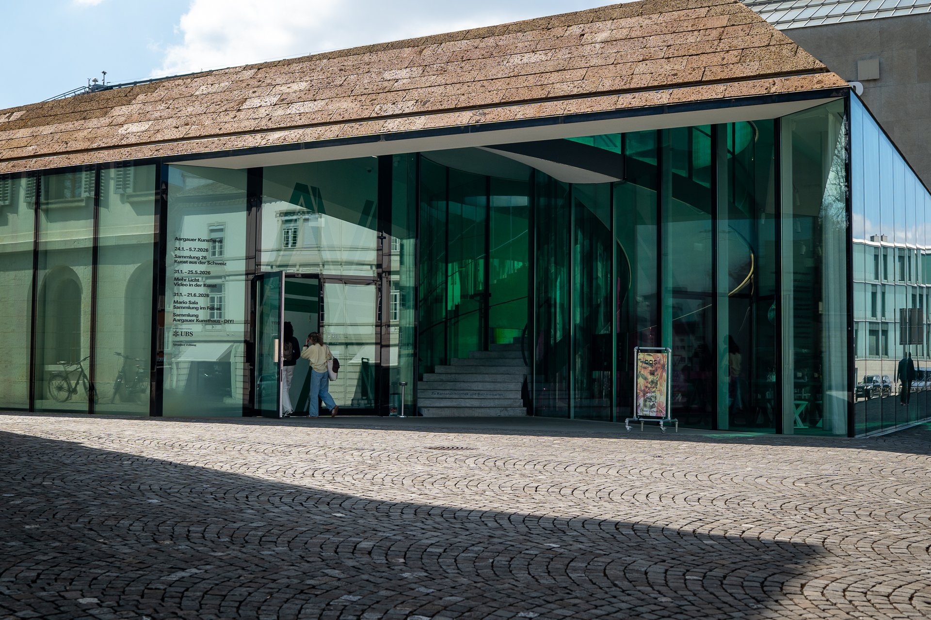 Moderne Glasfassade des Aargauer Kunsthauses.