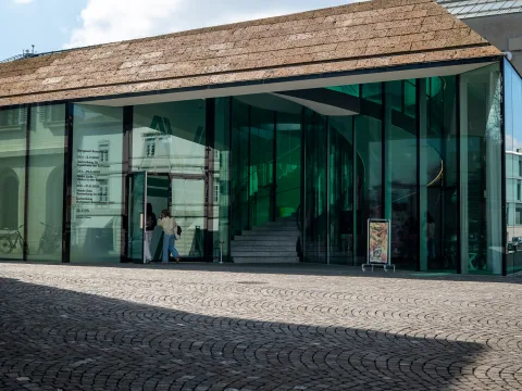 Moderne Glasfassade des Aargauer Kunsthauses.