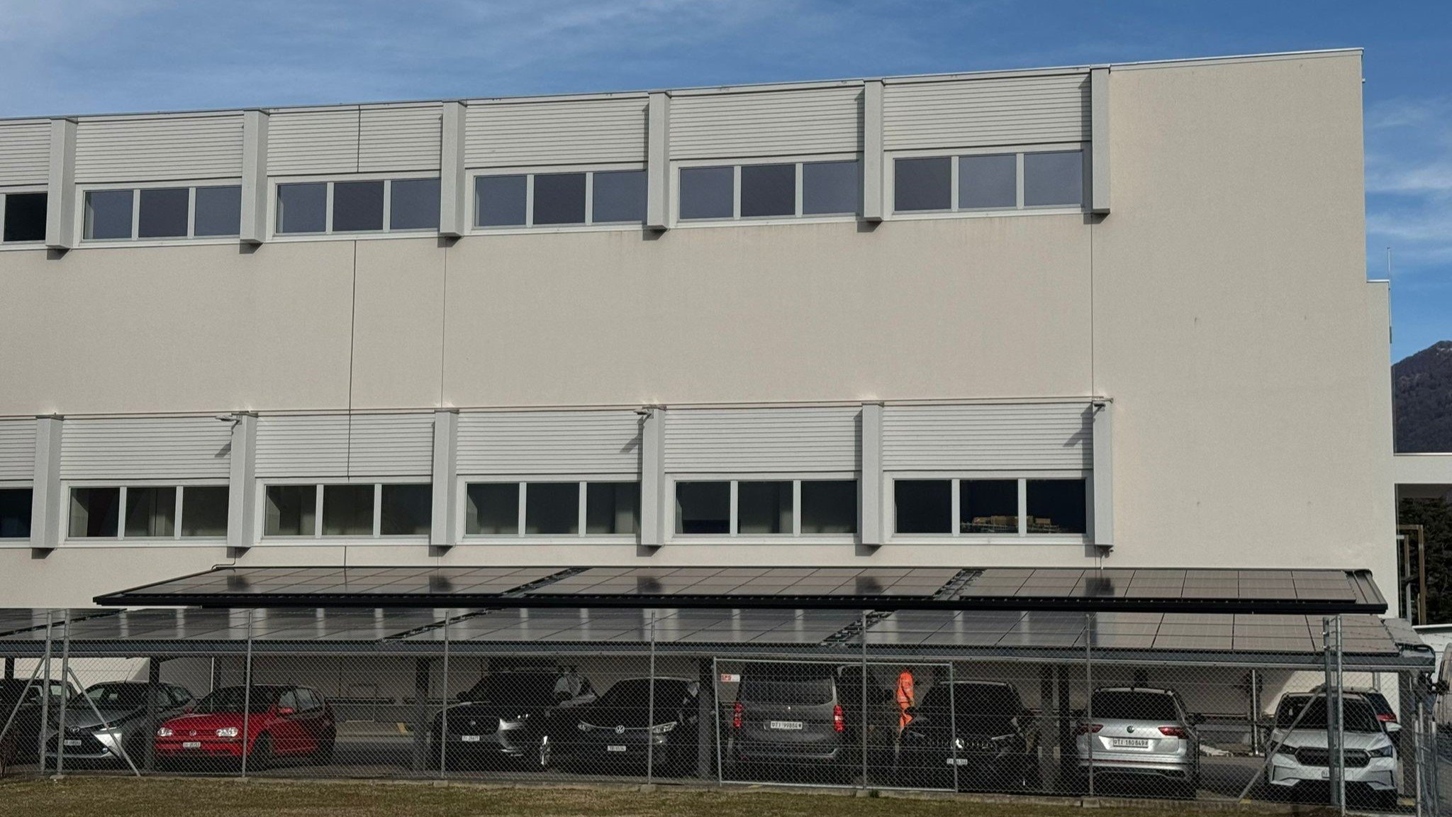 I pannelli fotovoltaici posati sopra i posteggi della centrale.