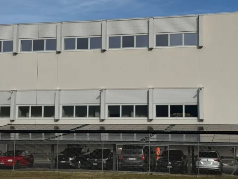 I pannelli fotovoltaici posati sopra i posteggi della centrale.