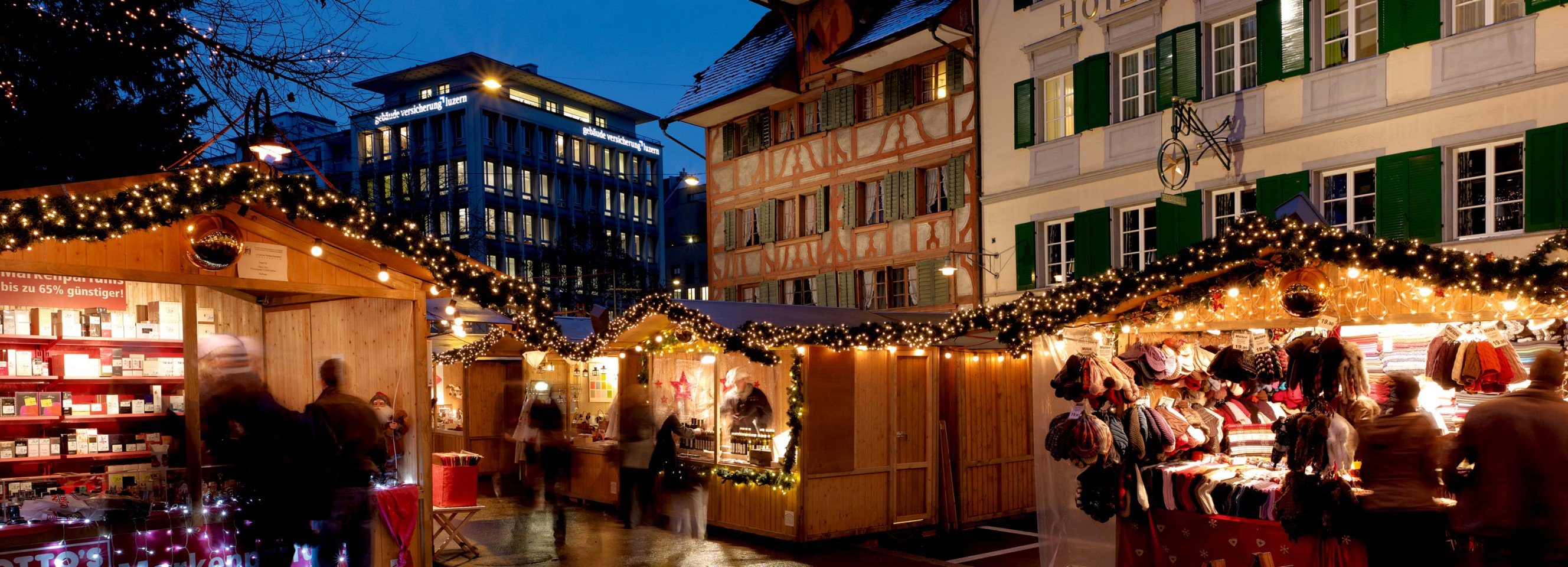 Les stands illuminés de la vieille ville.