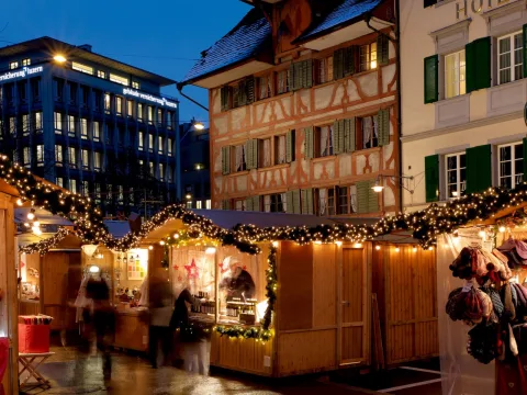 Les stands illuminés de la vieille ville.