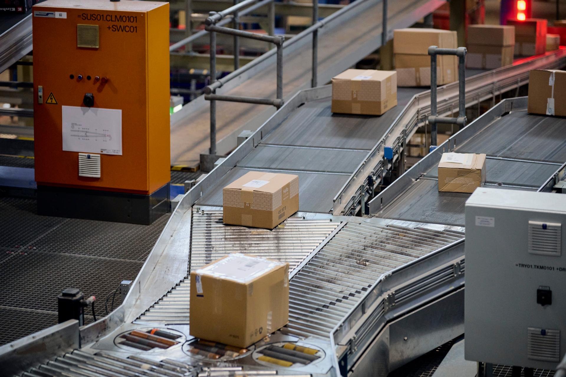 I pacchi vengono smistati nel centro pacchi.