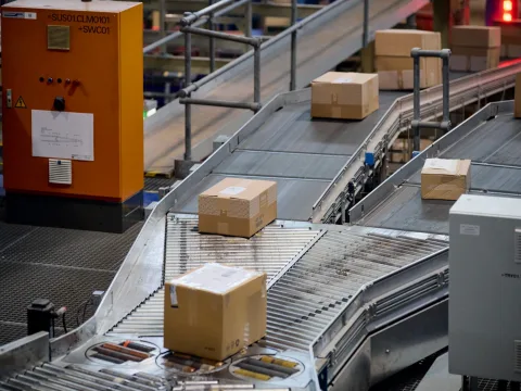 I pacchi vengono smistati nel centro pacchi.