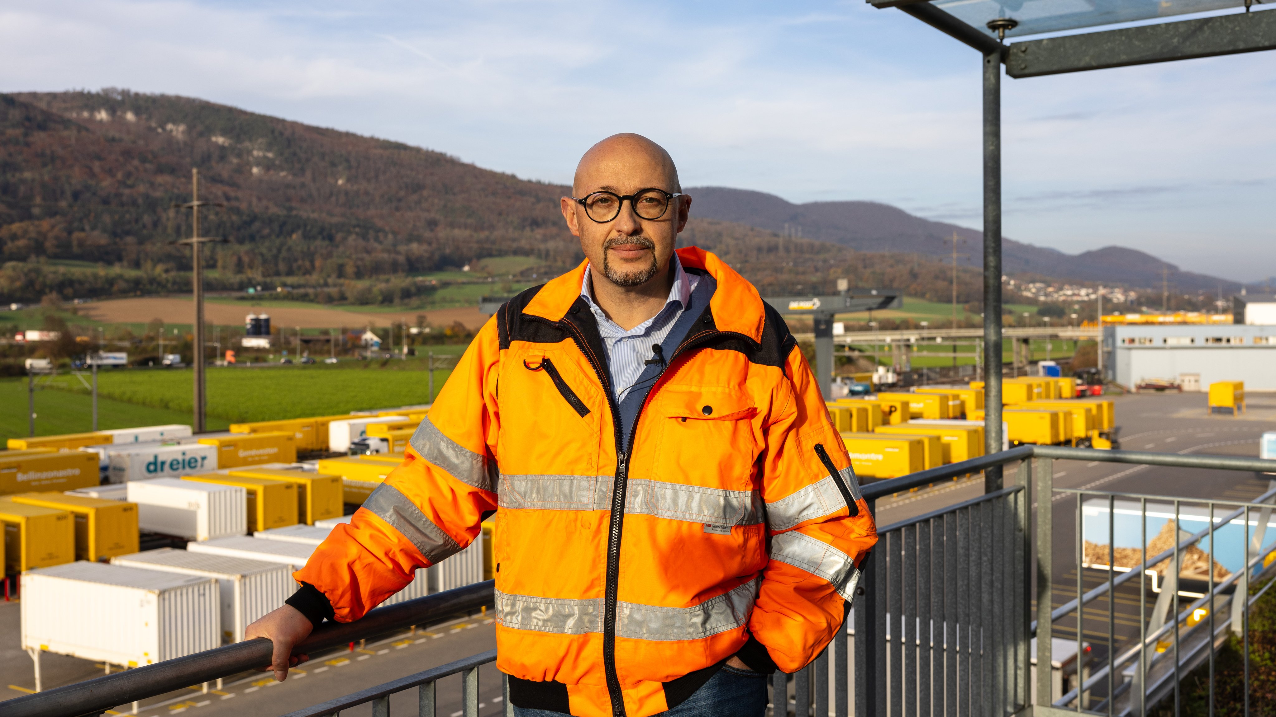 Il responsabile dei trasporti della Posta, Titus Bütler, davanti al terminal pacchi di Härkingen.