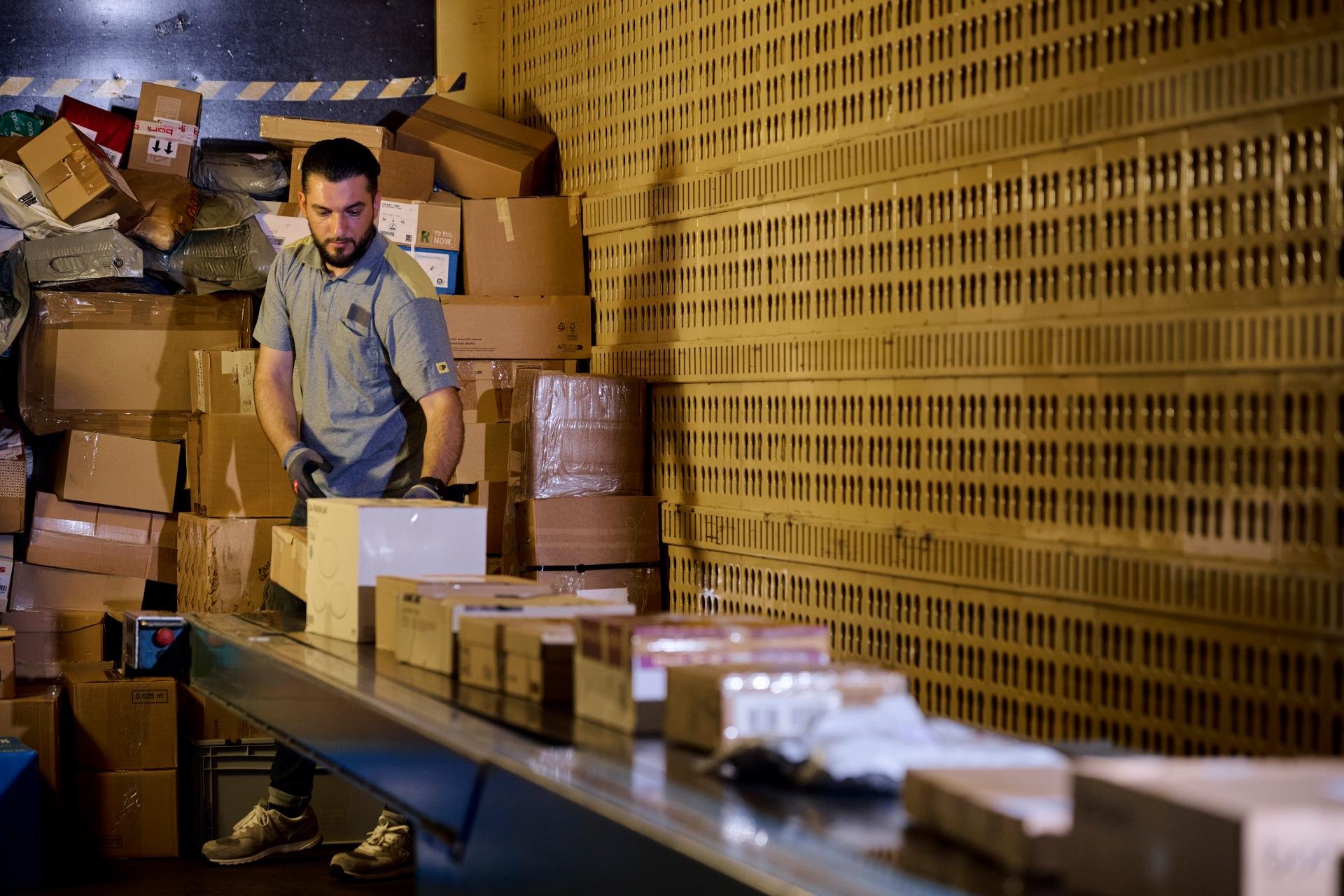 Ecco come la Posta e le FFS gestiscono l’ondata di pacchi a Natale