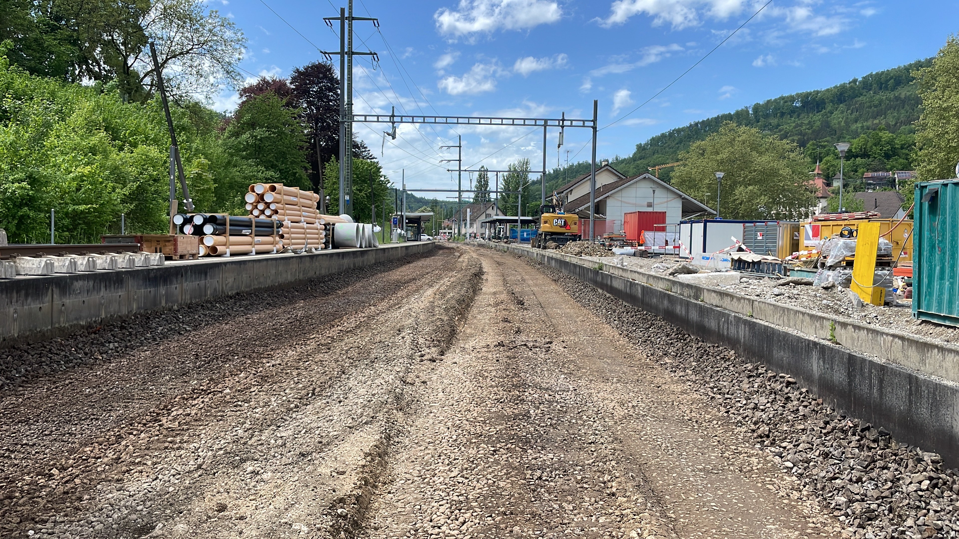 Accès à la gare de Grellingen sans voies ni ballast.