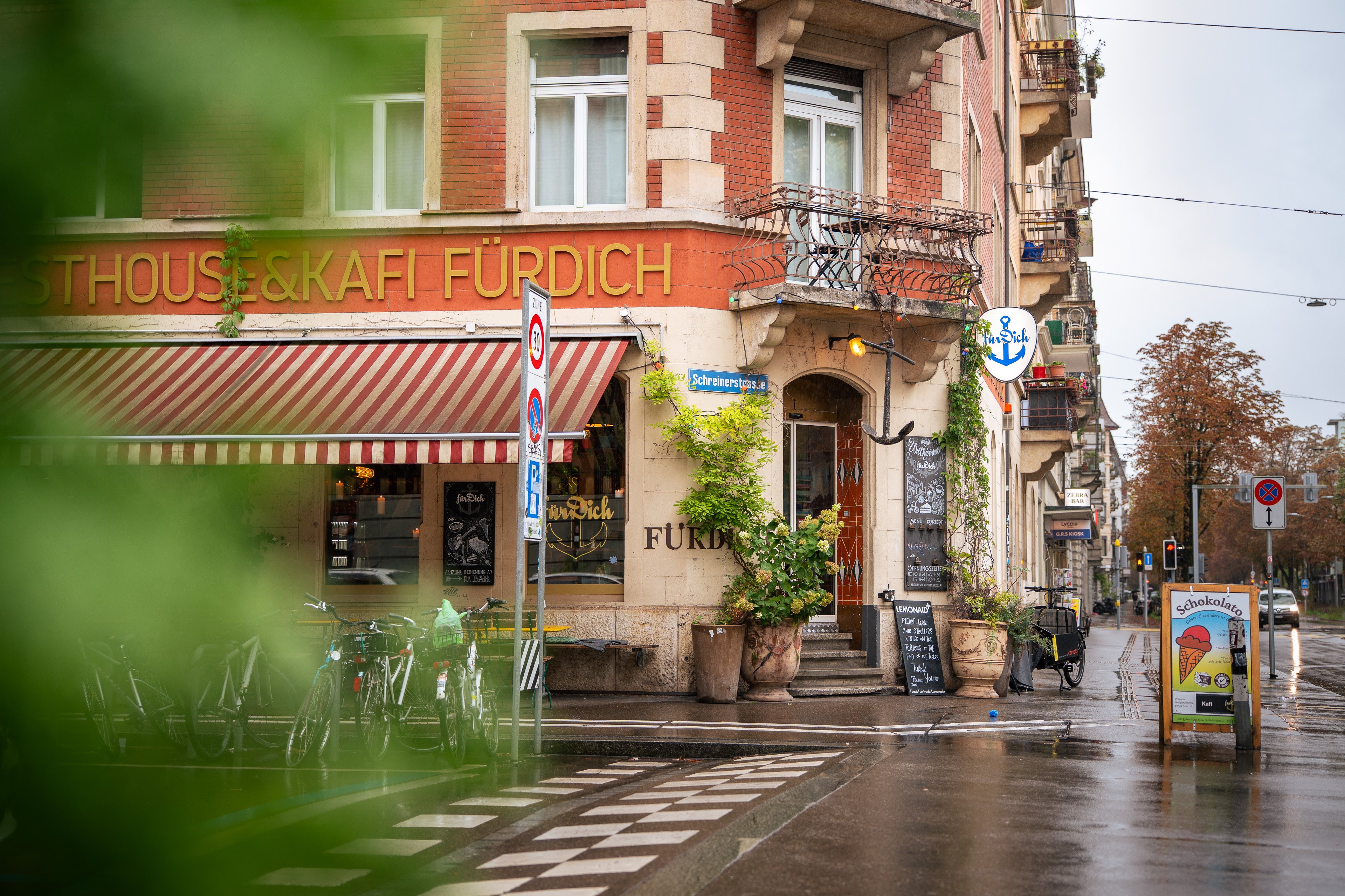 Das Café Kafi für Dich von aussen fotografiert bei Regen.