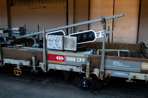 Un segnale di vecchia generazione su un vagone FFS