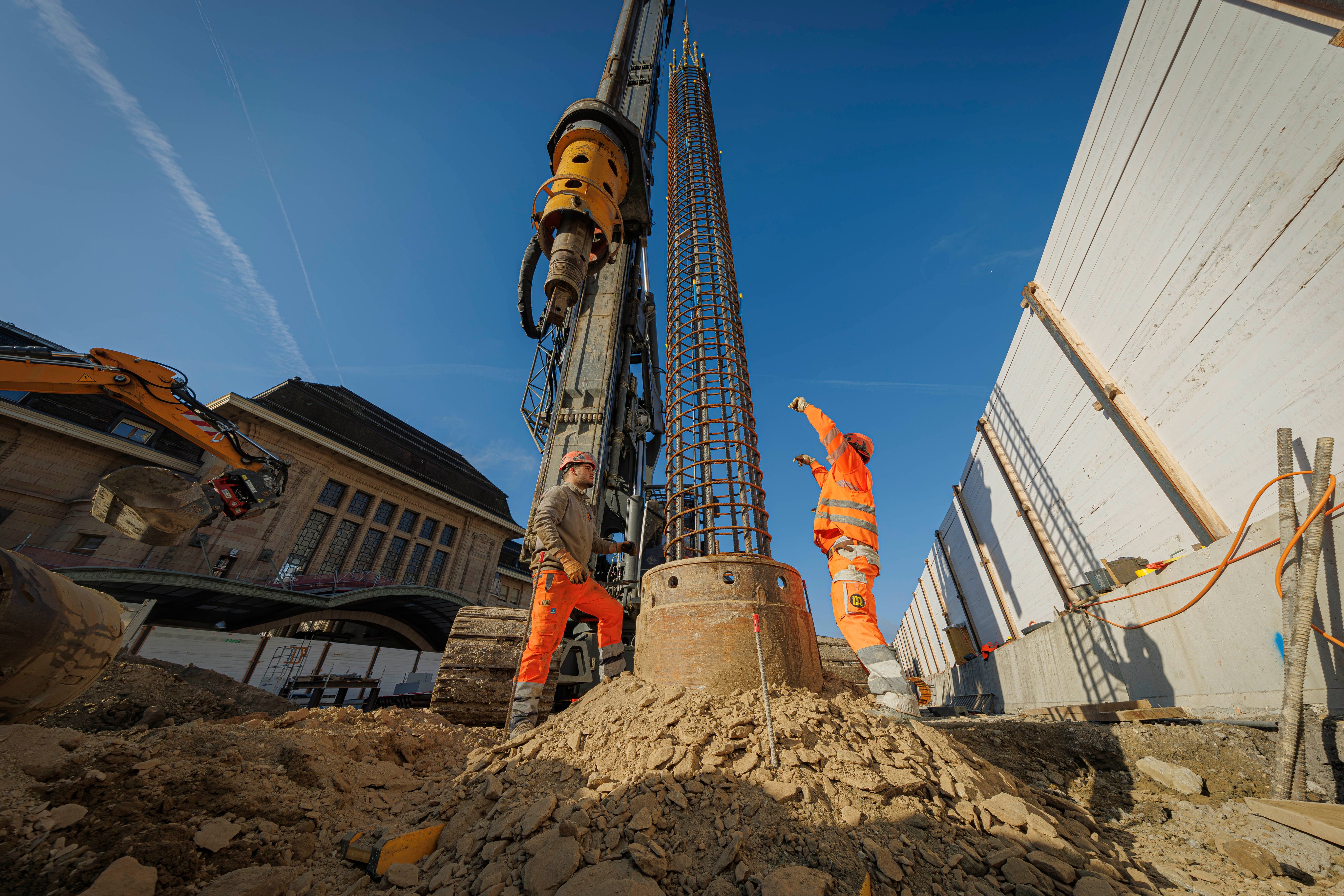 Pose d'une armature en fer avant bétonnage d'un pilier devant la gare de Lausanne.