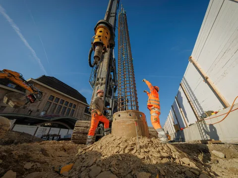 Pose d'une armature en fer avant bétonnage d'un pilier devant la gare de Lausanne.