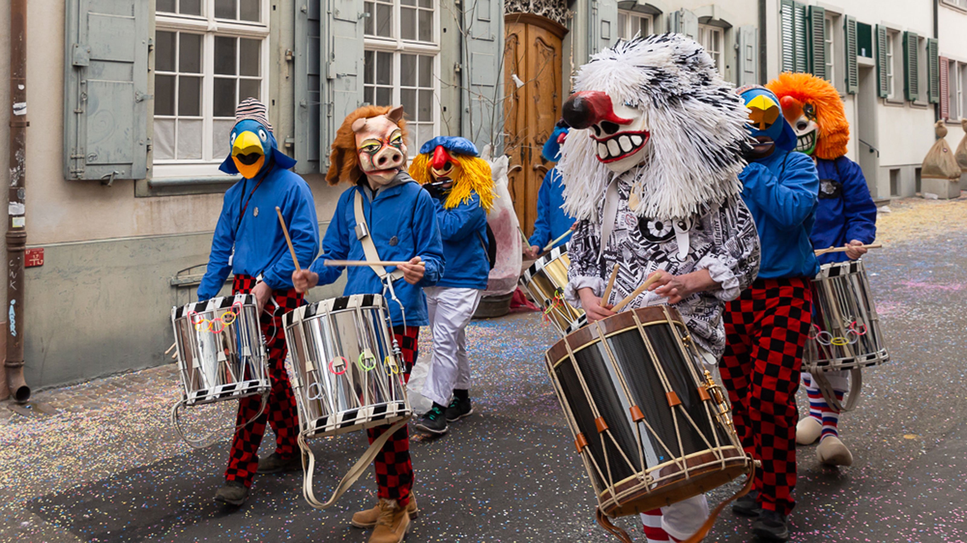 Ein Schyssdräggziigli geht musizierend durch Basel.