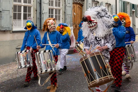 Ein Schyssdräggziigli geht musizierend durch Basel.