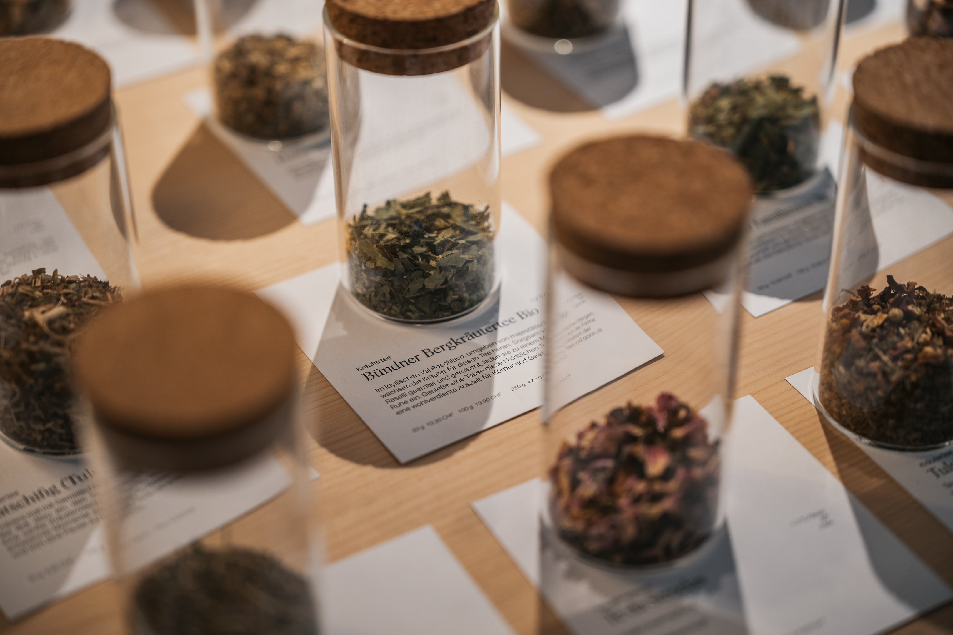 Diversi tipi di tè in barattolo.