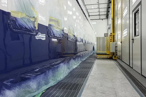 Doppelstock-Pendelzug der Zürcher S-Bahn in der neuen Lackierkabine des Werks Olten