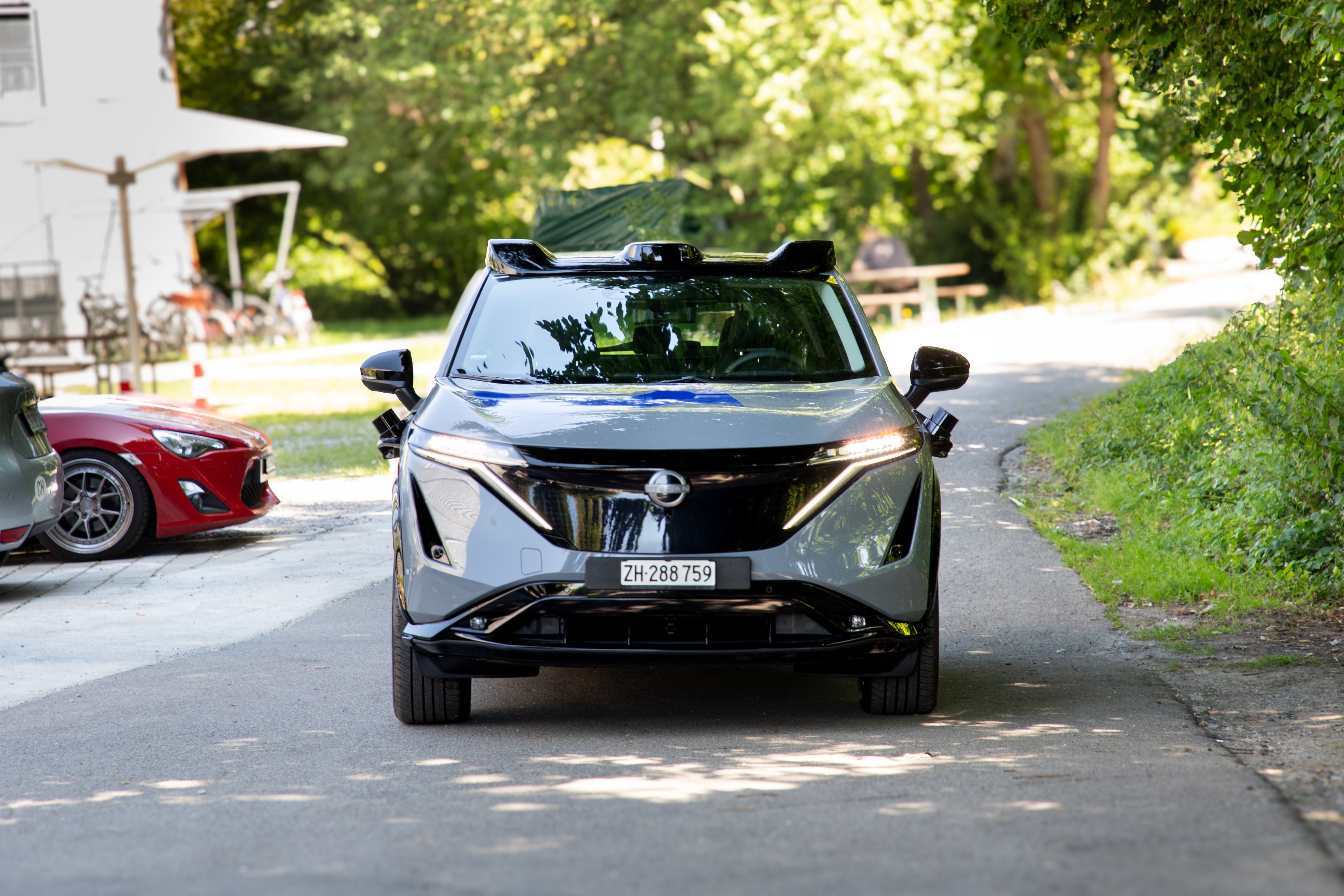Frontaufnahme des Fahrzeugs, auf der die Sensoren zu sehen sind.