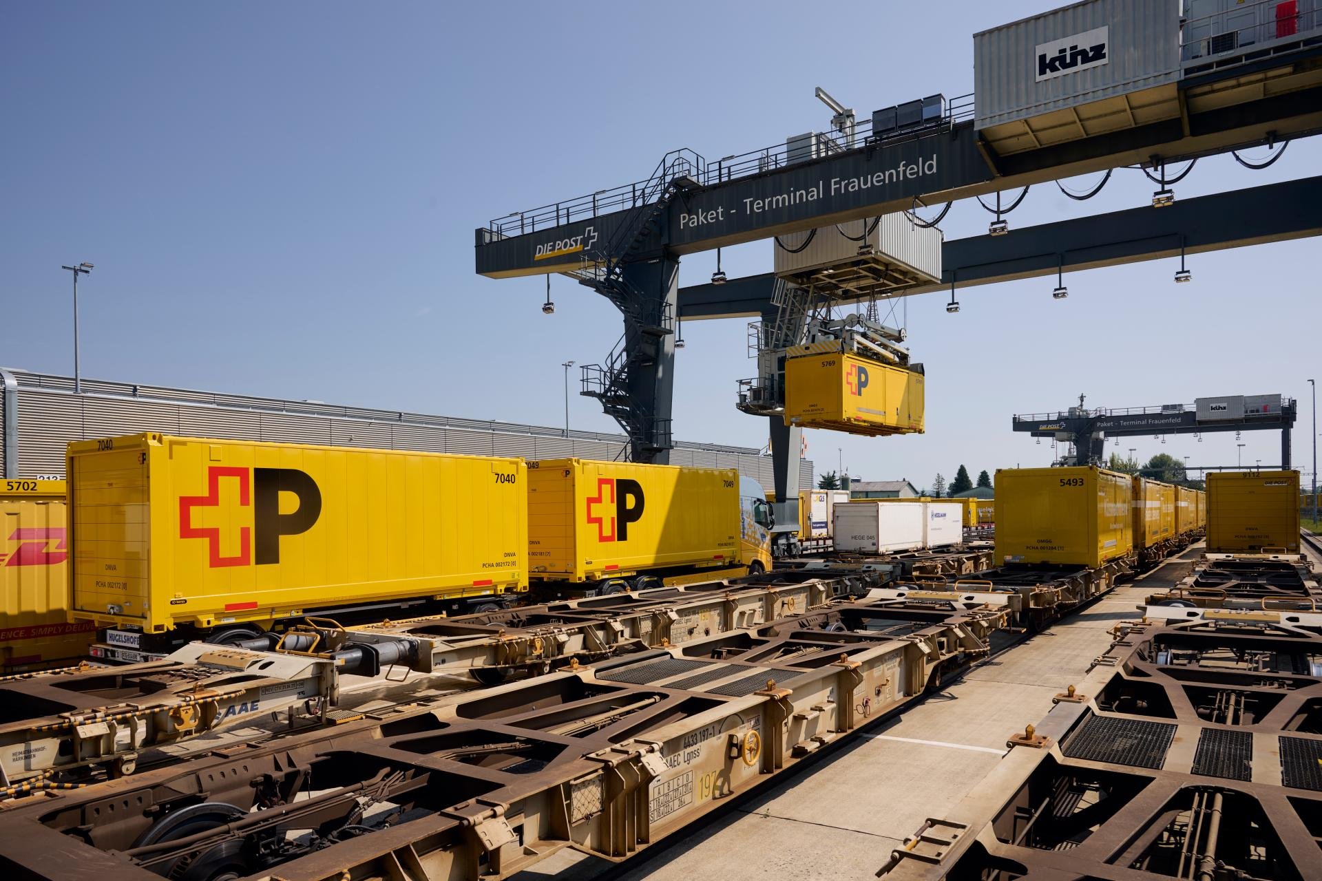 I cassoni mobili della Posta vengono caricati al terminal pacchi.