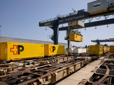 I cassoni mobili della Posta vengono caricati al terminal pacchi.