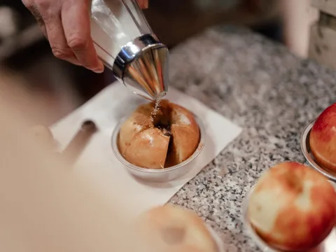 Bratapfel wird zubereitet.