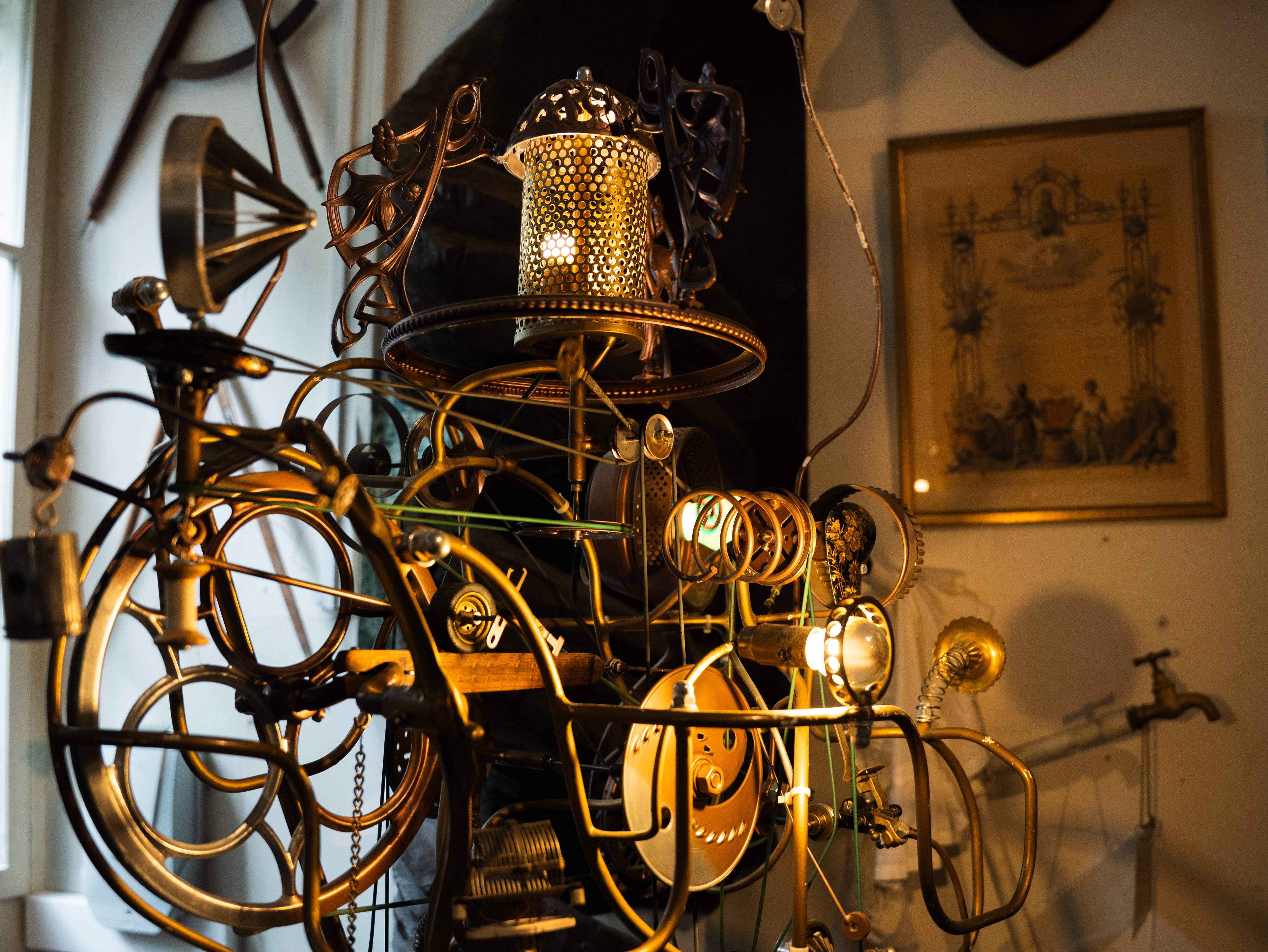 Un appareil avec des lampes et un assemblage hétéroclite sur une armature.