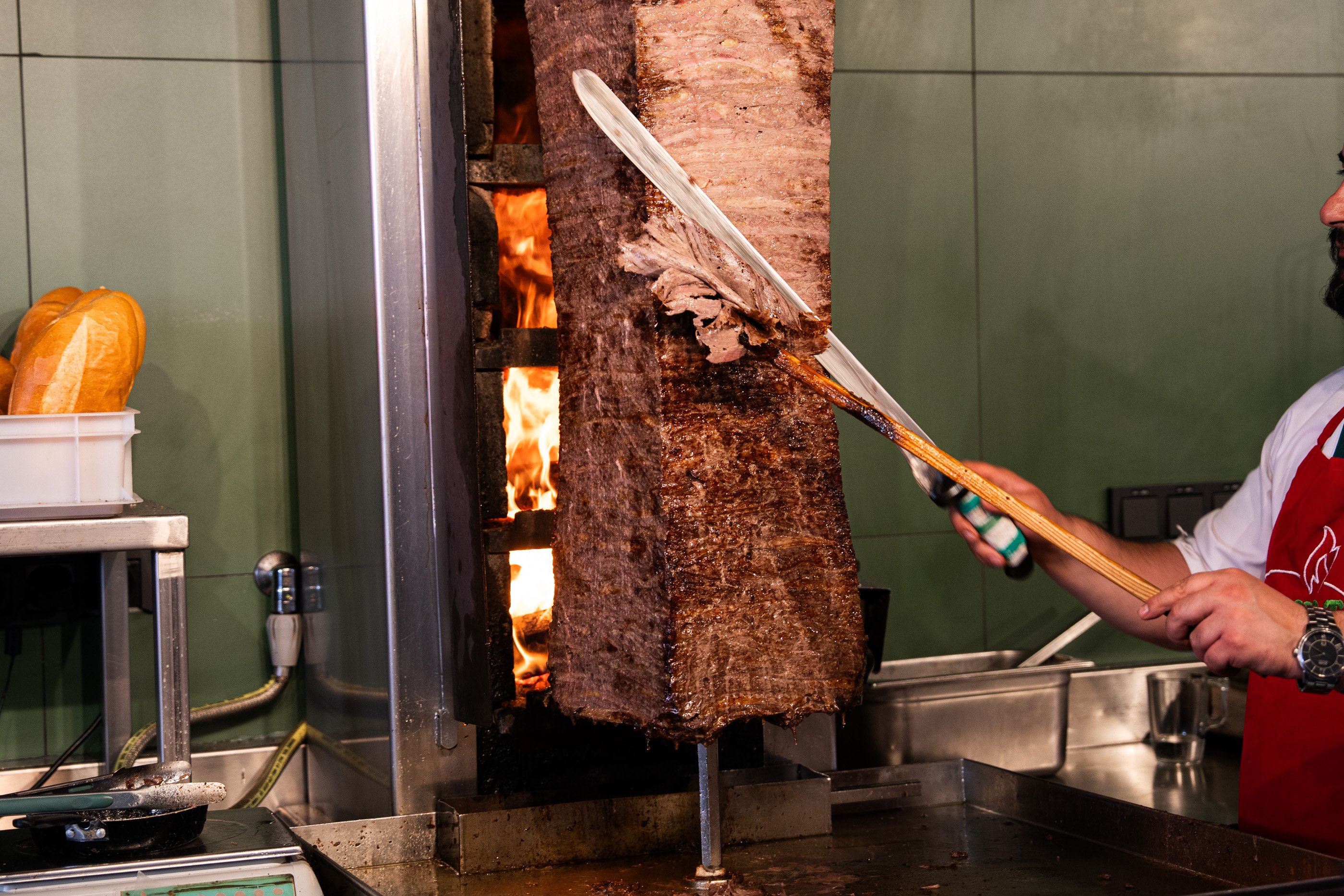 Da Ferhat Döner la carne di manzo viene tagliata direttamente dallo spiedo da un collaboratore.