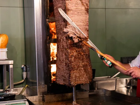 Da Ferhat Döner la carne di manzo viene tagliata direttamente dallo spiedo da un collaboratore.