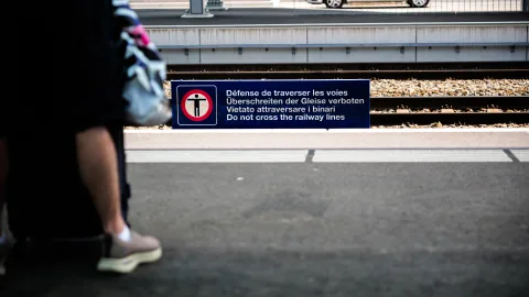 Cartello installato sui binari con la scritta «Vietato attraversare i binari»