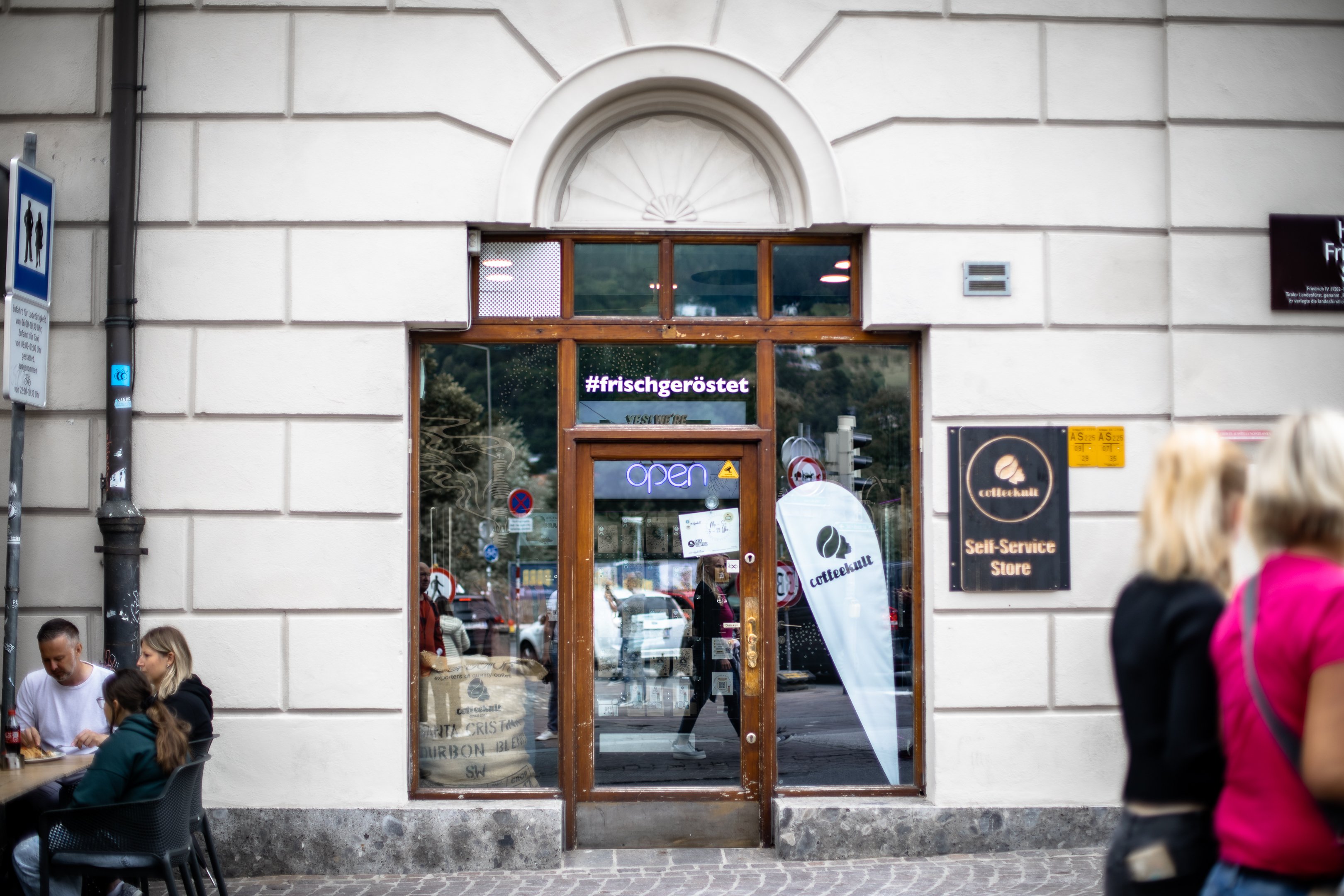 Glastür des Eingangsbereichs des «Self Service Stores».