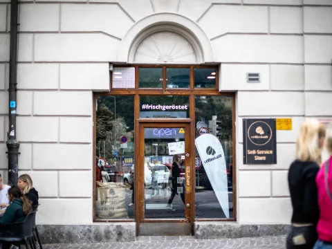 Glastür des Eingangsbereichs des «Self Service Stores».