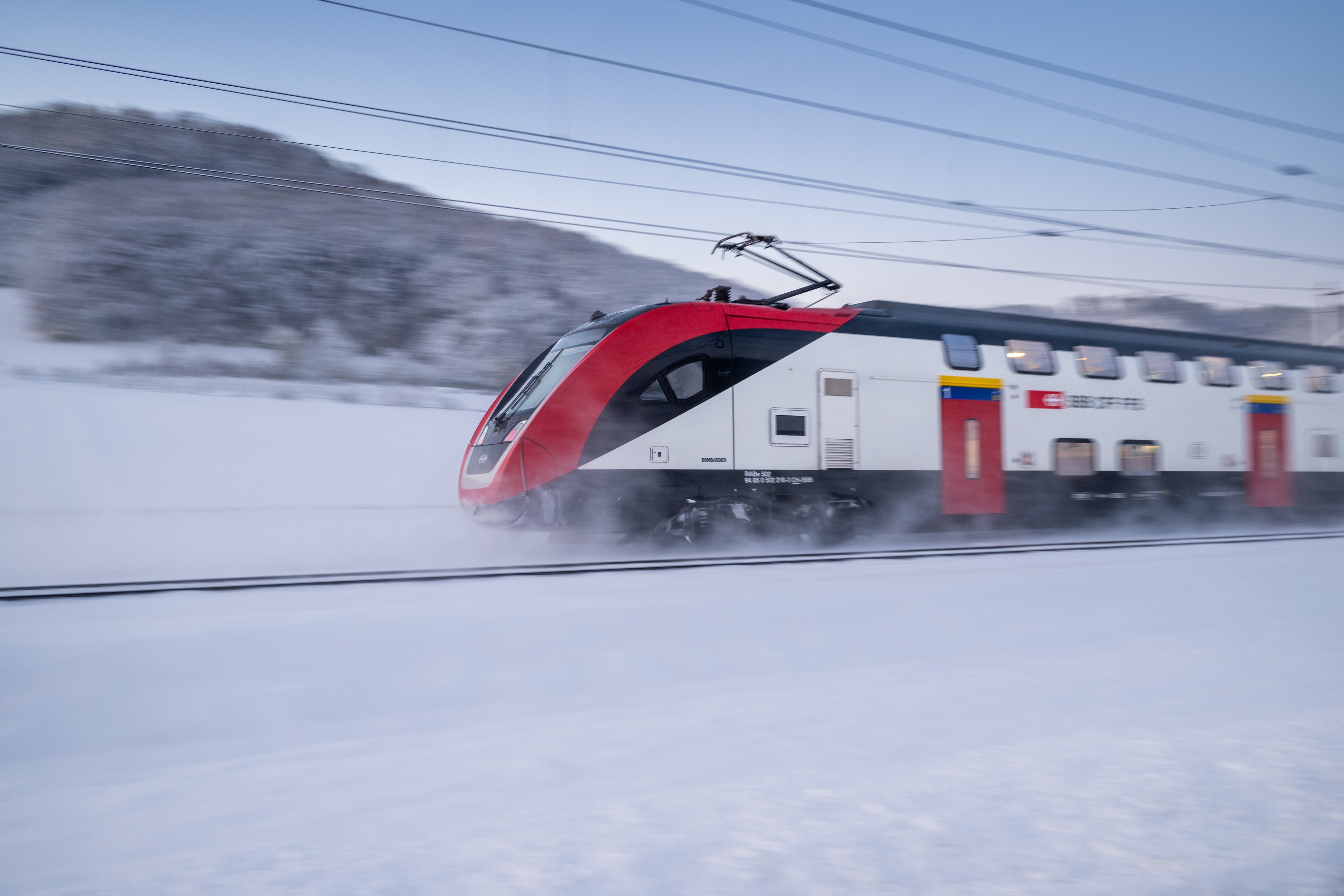Un bipiano TLP in un paesaggio innevato. Si vede la testa del treno.