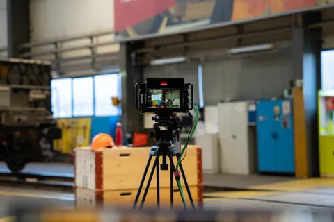 Treppiede per videocamera in officina