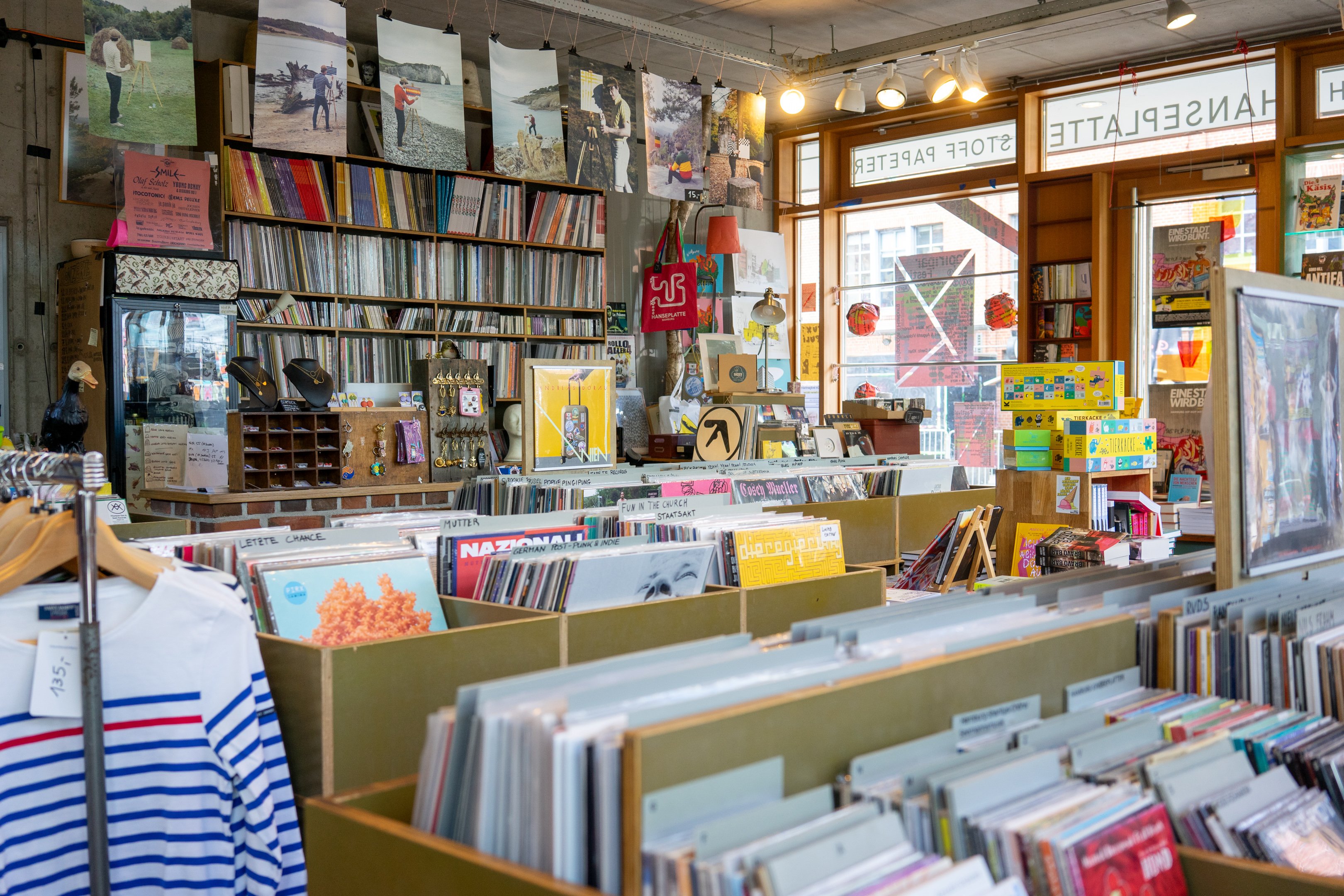 Blick in einen Concept Store mit einer Auswahl an Platten, Bücher und Kleidungsstücke.