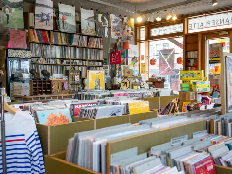 Blick in einen Concept Store mit einer Auswahl an Platten, Bücher und Kleidungsstücke.