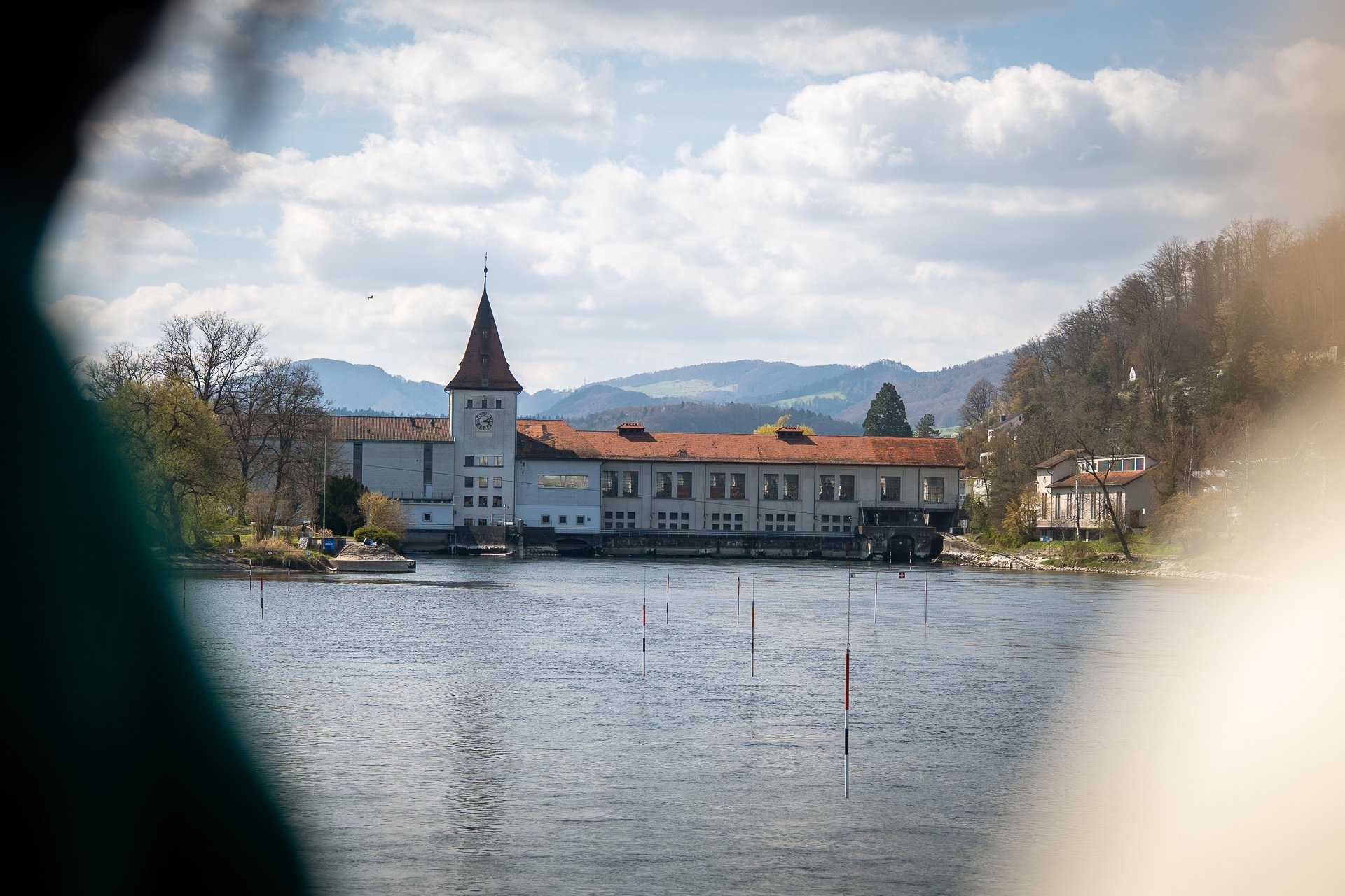 Am Horizont des Flusses ist ein Wasserkraftwerk zu sehen.