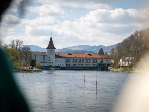 Am Horizont des Flusses ist ein Wasserkraftwerk zu sehen.
