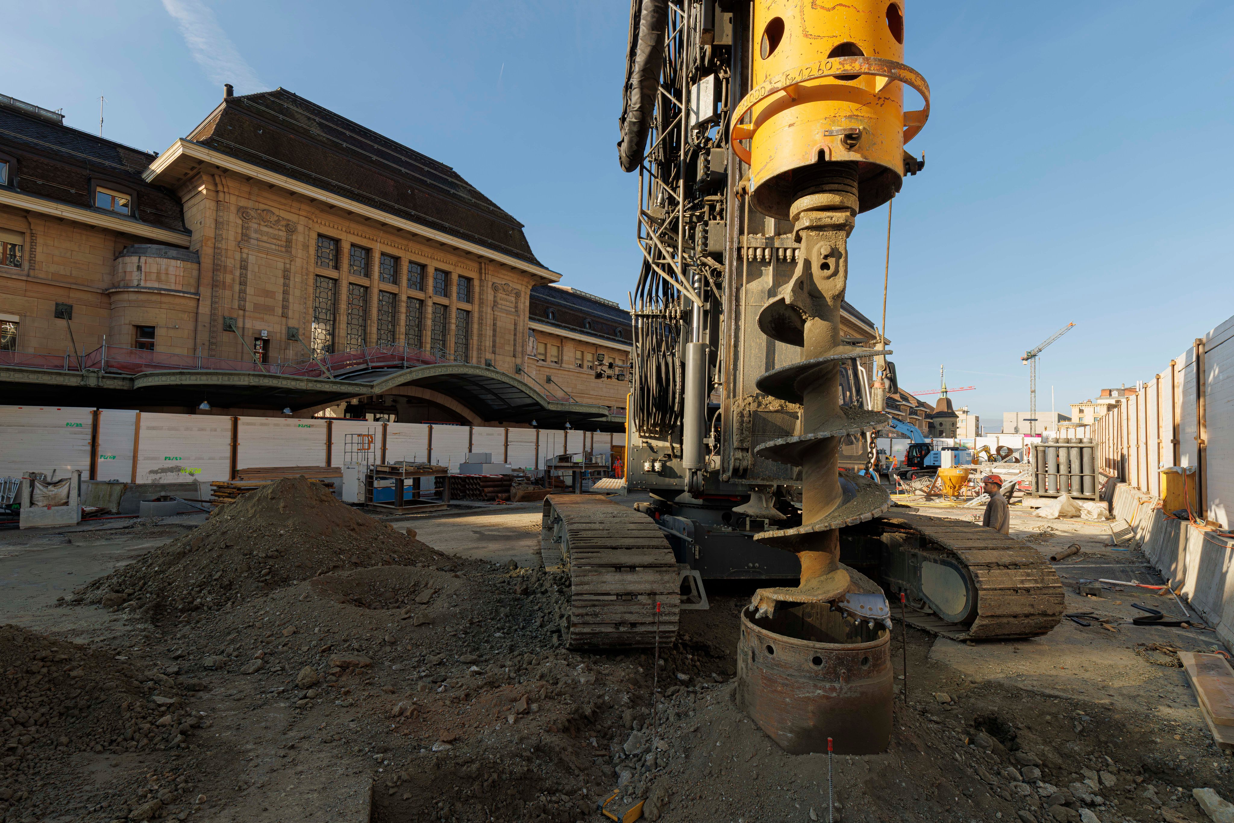 Une foreuse de chantier devant la gare de Lausanne.