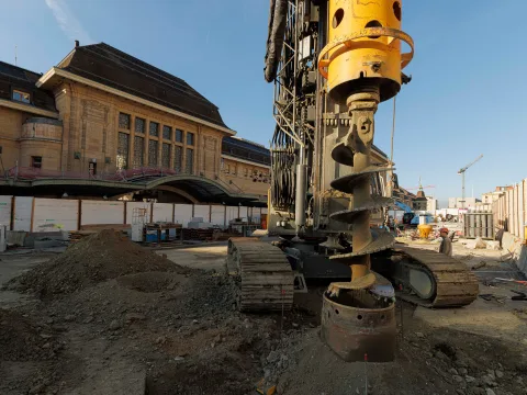 Une foreuse de chantier devant la gare de Lausanne.