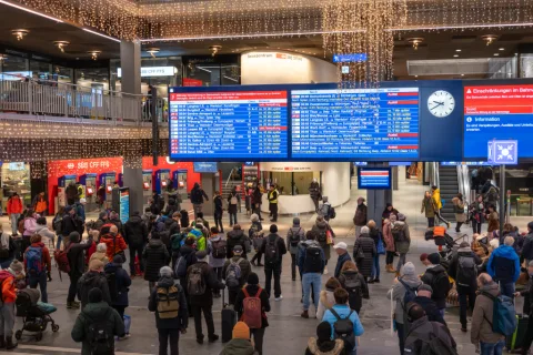 Reisende informieren sich über Einschränkungen im Bahnverkehr