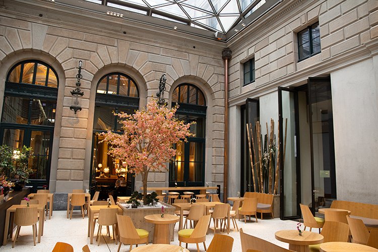 Bellissimo cortile interno con tavoli e sedie nella stazione centrale di Zurigo.