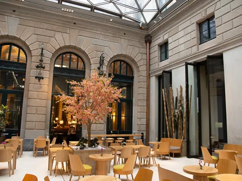 Bellissimo cortile interno con tavoli e sedie nella stazione centrale di Zurigo.