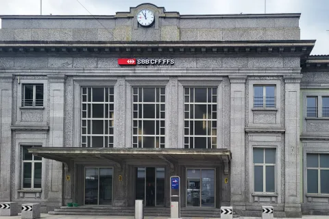 Un consulente alla clientela a disposizione di alcuni clienti