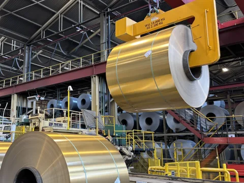 Capannone industriale di Novelis dove si possono vedere bobine di alluminio.