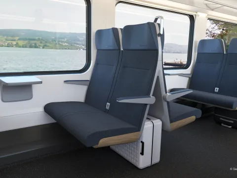 Viererabteile mit blauen Sitzen.