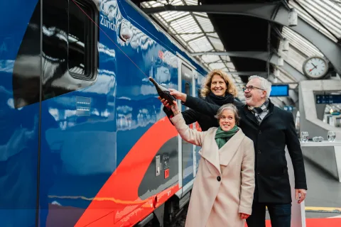 Véronique Stephan, Mitglied der Konzernleitung der SBB und Leiterin Markt Personenverkehr, Dr. Sabine Stock, Vorständin ÖBB Personenverkehr AG, und Andreas Hauri, Stadtrat und Vorsteher des Gesundheits- und Umweltdepartements der Stadt Zürich, taufen einen Nightjet der neuen Generation.